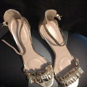 Gold 9 1/2 Reaction Kenneth Cole 😊